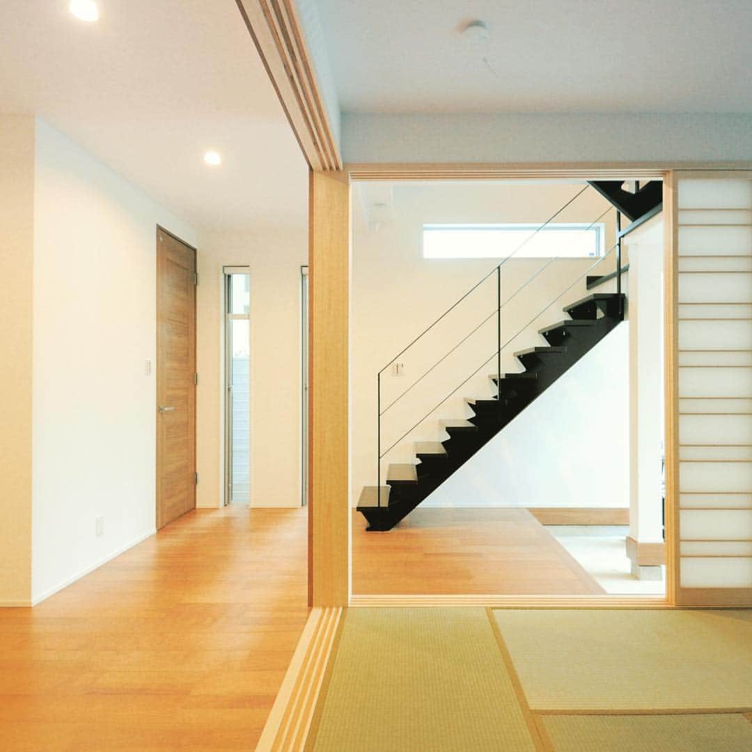 Team Next(神戸都市開発) のインスタグラム：「鉄骨階段とアイアン手すりの組み合わせはテッパンですね😊 ちょっと高いけど、、、😅 ちょっとどうなるかな、と思ったけど和室との相性もそんなに悪くない！  いい感じに仕上がりました！  いいね！フォロー #ありがとう ございます。  #home #japan #architecture #interiordesign  #interior #kobe #暮らし #homestyle #インテリア #神戸 #シンプル #日々 #myroom #マイホーム #ナチュラル #鉄骨階段 #和室 #アイアン手すり #myhome #暮らしを楽しむ #家 #シンプルライフ #丁寧な暮らし #注文住宅 #リビング #フォローお願いします #followme  いいね！フォロー #ありがとう ございます。  #home #japan #architecture #interiordesign  #interior #kobe #暮らし #homestyle #インテリア #神戸 #シンプル #日々 #myroom #マイホーム #ナチュラル #myhome #暮らしを楽しむ #家 #シンプルライフ #丁寧な暮らし #注文住宅 #リビング #フォローお願いします #followme」