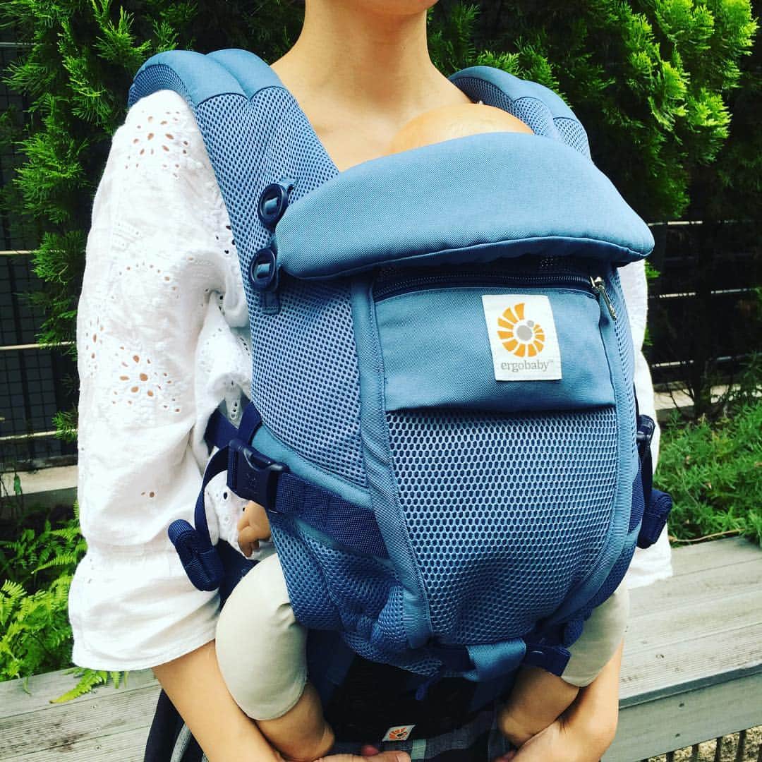 blossom39_officialのインスタグラム：「今週発売！ インサートなしで新生児から使えるエルゴベビー アダプト クールエアに、新色「オックスフォードブルー」が仲間入りします！ グレイッシュなカラーが上品かつお洒落♡男性でも女性でもあわせやすい素敵なカラーです♪♪ 抜群の通気性で、この夏のお出かけで大活躍してくれそう。 ６月２２日発売です！ ▶︎詳細はプロフィールからご覧頂けます。  #blossom39#ブロッサム39 #ergobaby#エルゴベビー#adapt#アダプト#クールエア#新色発売」