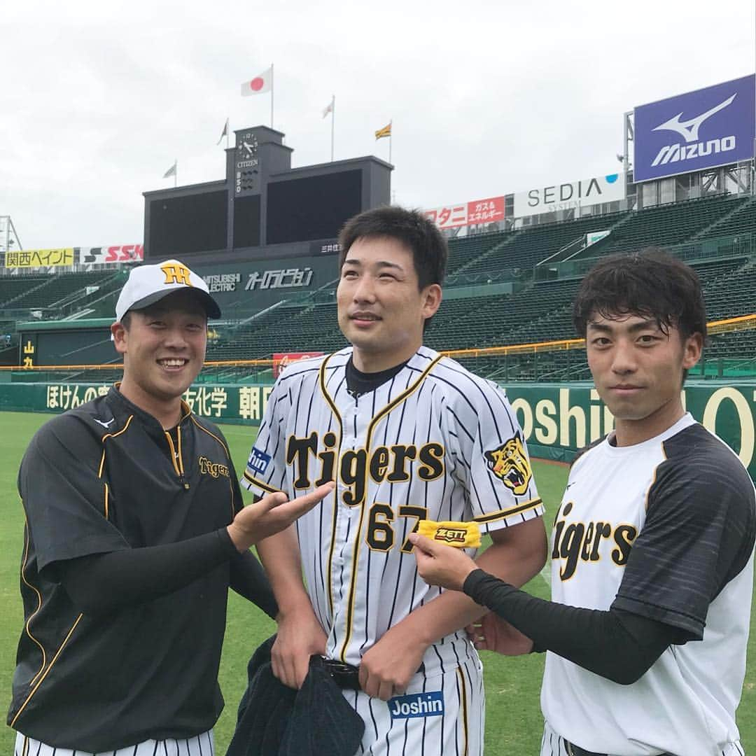 阪神タイガースさんのインスタグラム写真 - (阪神タイガースInstagram)「今日は岩崎選手、27歳のお誕生日です🎂おめでとうございます‼️ #岩崎優 選手 #27th #happybirthday #hbd #中継ぎ陣の #谷川昌希 選手 #尾仲祐哉 選手も #一緒にお祝い #おめでとうございます🎉 #何度撮っても #目線外されました 😅 #尾仲選手は #なぜか父の日リストバンドをアピール😅」6月19日 15時41分 - hanshintigers_official