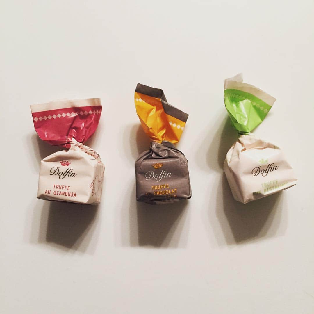 こしじまとしこのインスタグラム：「🍫 最近ひたすら食べているベルギーのチョコレート  Dolfin （ドルファン）のトリュフ🍫 左から、ミルク、ビター、ピスタチオ味。 どれも美味しくて止まらない……… #Dolfin #ドルファン #depart表参道」