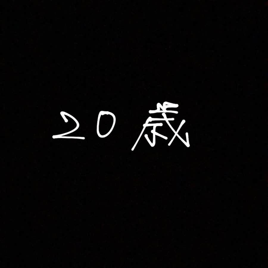 広瀬すずさんのインスタグラム写真 - (広瀬すずInstagram)「今日誕生日を迎えました はたちって思っていたよりやっぱり特別なんですね 今日だけで何回おめでとうをいただいたか お母さんも喜ぶ、たっくさんの方に そう言ってもらえた娘は幸せ者よ、お母さんありがとう なんかブログをかこうかな そっちに色々かくことにします、明日くらいに ひとまず、わたしの大切なみなさまへ、 感謝の気持ちを込めてありがとうと伝えさせてください 20代楽します！本当にありがとう」6月19日 19時46分 - suzu.hirose.official