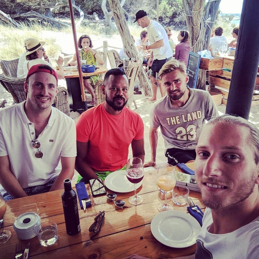 マルセル・シュメルツァーのインスタグラム：「🍝🍤🍹 #formentera #🦈 #friends」