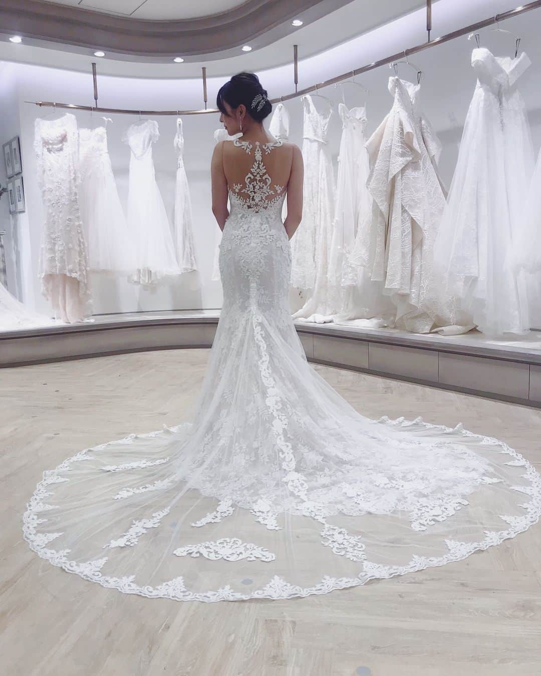 スミス楓のインスタグラム：「インポートブランドのドレスショップ、オーセンティック銀座( @authentique_weddingdress )でドレスの試着体験してきました！  1着目はRosa Clará（ロサ・クララ）のマーメイドドレス「PERCIVAL」 サッカーのメッシ選手の奥さんも結婚式で着たドレスなんだって。 種類の違うレースが何層にも重なり合っていて、どの角度から見てもうっとりしちゃう。 背中のデザインがタイプすぎる！  2着目は、イギリスのブランドHalfpenny London（ハーフペニーロンドン） このブランドは、どのドレスもケイト・モスのスタイリストをしてた方がデザイナーをしてるらしいよ。  仕事でドレス着る機会多いけど、何回着てもウキウキしちゃう！ 自分の結婚式の時はどんなの着ようかなぁ なんて想像しながら、、幸せな1日になりました♡ #ちーむオーセンティック #ロサクララ #rosaclara #ハーフペニーロンドン #halfpennylondon #PR」