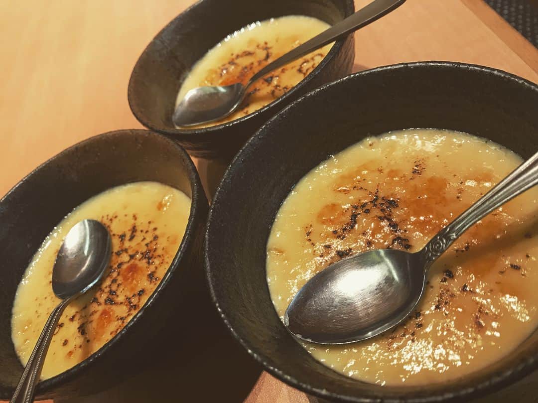 鶏っく 西新宿店のインスタグラム：「いつも人気のデザート🍮 プリン🍮 デザートはこちらのプリンが とても人気 ☺️☺️☺️ スワイプしてもらうと、今日のおすすめメニューが出てきます ぜひご賞味ください☺️☺️☺️ #おつかれさん #鶏っく#和風居酒屋#新宿#新宿居酒屋#地鶏#鶏っく新宿#日本酒#送迎会#新年会#女子会#サプライズ#居酒屋#西新宿#鶏#焼酎#宴会#歓迎会 #個室🌟#半個室#掘り炬燵有り#スワイプ#予約」