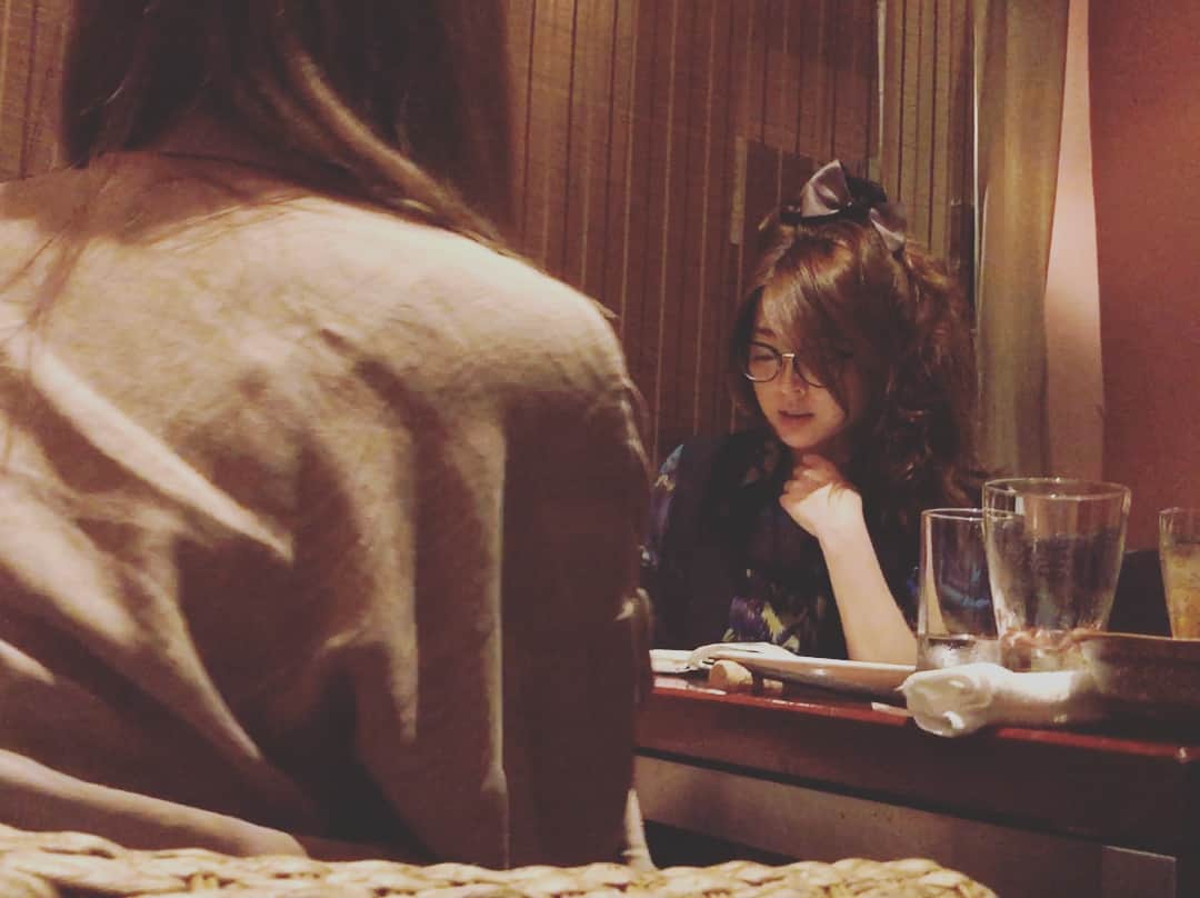 佐山愛のインスタグラム：「・ いつかの女子会❤️ ・ 友達を占うれいなっち @pleiadesreina  真面目に聞く友達 それをこっそり激写する私😎笑 ・ ・ れいなっちは悩める乙女のステキな味方✨ ・ 私もこれまで何度か意見を求めて れいなっちに占ってもらってきたけど、 毎回ふむふむ…ってなる！ ・ 次回はひさびさ私も占ってもらおかな♪♪ ・ ・ #ぷりあでぃす玲奈 #れいなっち #占い #女子会 #girlstalk  #いつもありがとう」