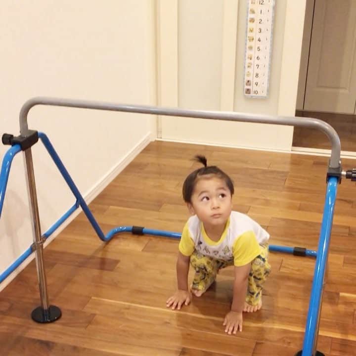 かなのインスタグラム：「． #りーくんの成長記録  #逆上がり ． 先週購入したばかりの鉄棒毎日遊んでてお気に入り💓🏋🏻‍♀️ 得意なことはどんどん伸ばそう✨ ． ． #鉄棒#3歳#息子#男の子#成長記録」