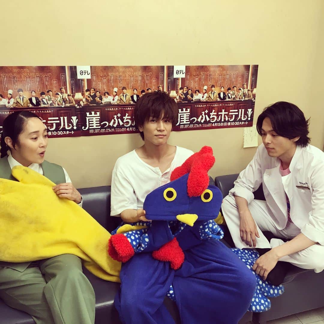 日本テレビ「崖っぷちホテル！」のインスタグラム：「懸賞マニア🐔 #出会いは #懸賞 #お別れも #懸賞 #当たるって #スゴイ #岩田剛典 #中村倫也 #西尾まり #崖っぷちホテル #崖ホテ」