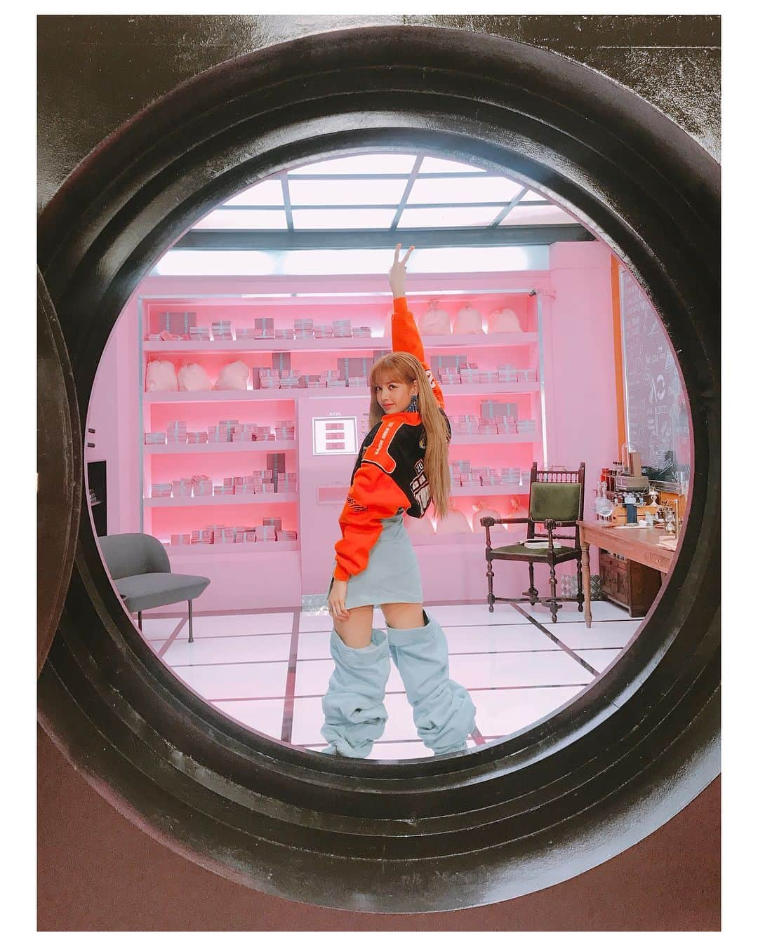 リサさんのインスタグラム写真 - (リサInstagram)「#BLACKPINK#LISA#DDUDUDDUDU#블랙핑크#리사#뚜두뚜두#라박사#뿅봉  궁금하면 해봐 fact check!!!😼」6月19日 22時59分 - lalalalisa_m