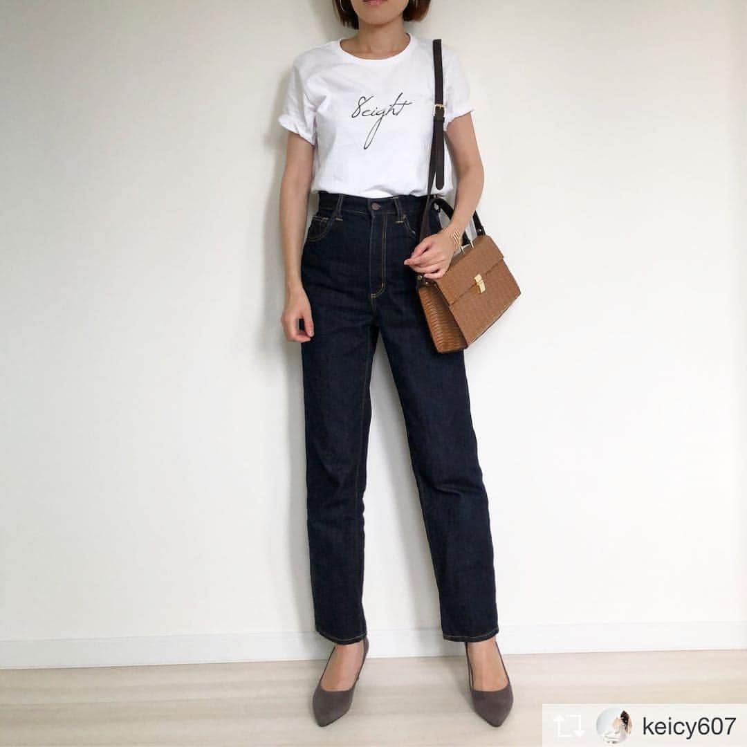 セレクトショップ8eightのインスタグラム：「Repost from @keicy607 @TopRankRepost . . . #ママコーデ ・ ・ ・ おはようございます☀ 珍しい時間帯にぽち。 ・  今日は私の誕生日🎂(忙しくて忘れかけてた💦) ストーリーにもアップしたけれど、 昨日もついてないことがあって、 子供の1ヶ月検診の予約日を間違えられて行けず、モヤモヤしてました😂 今年もあと半年だけど、これから挽回⤴︎⤴︎出来ますように✨ ・ ・ ・ #きのコ  #えーさーーーーく 👖コーデ アメトーーークみたいに言うな🙄 ・ ・ @select_shop_8eight さんのロゴTが可愛い❤️ カラー展開も豊富✨  デニムでシンプルに着ました😊 ・ ・ ・ tops @select_shop_8eight  bottoms @gu_for_all_ ・ ・ 👜 @equl_shop (bo-45) →プロフから詳細見られます✈︎ 👠 @zcraft_ladys  bracelet @grshimamura ・ ・ ・ #セレクトショップ8eight  #chao_app  #ルーファ #カリエ #カリエアンバサダー #栄作コーデ  #ハイウエストストレートジーンズ . . . . Photo by @keicy607さん」