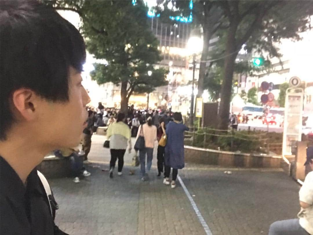 池田直人さんのインスタグラム写真 - (池田直人Instagram)「【人間図鑑 no.14】 「渋谷、ワールドカップで凄いことになってるやん、でも、俺はちょっとみんなとは違うで感出してる関西出身の男」  松石拓海（26歳）  電気屋勤務  口癖:なんなん？ 〜ひとことめも〜  そんなんやから振られるねん  #人間図鑑 #松石拓海 #ワールドカップ #渋谷 #サッカー #スクランブル交差点  #人の多いところ嫌いって言いながら行く #ずっと帰宅部 #電気屋のテレビであえてサッカーつけない」6月20日 0時46分 - ikenao0919