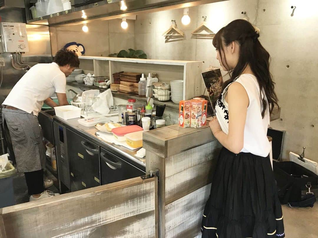 須田亜香里さんのインスタグラム写真 - (須田亜香里Instagram)「お店で調理している人をガン見してしまう癖は昔からずっと変わらないのですが アナウンサーの徳ちゃんにその癖を見抜かれ、撮影され、このガン見シリーズの写メがどんどん増えていく(笑)お恥ずかしい。」6月20日 13時45分 - akarisuda