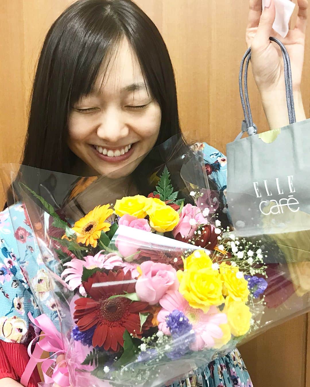 須田亜香里さんのインスタグラム写真 - (須田亜香里Instagram)「6月17日(日)【サンデージャポン】  #サンジャポ #コーディネート 朝楽屋へ入ったらいつものスタイリストさんといつものメイクさんがおめでとうーーー！ってお祝いしてくださったよ。 東京のソロでの出演番組はこの方たちがいつも私をオシャレに綺麗にしてくれるおかげで安心して出演できてます（ ; ; ）」6月20日 13時58分 - akarisuda