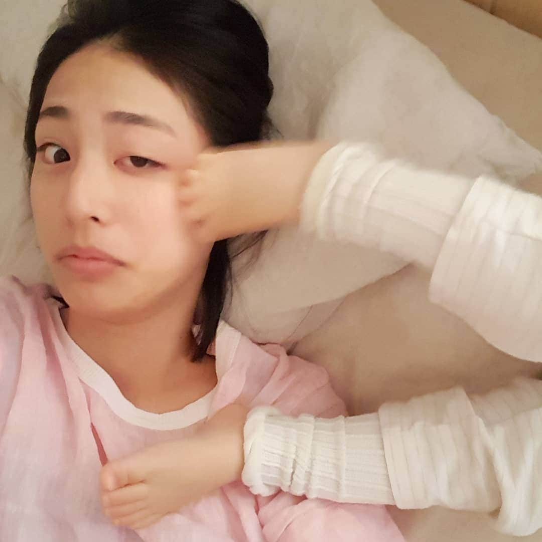 本仮屋リイナさんのインスタグラム写真 - (本仮屋リイナInstagram)「奇襲😂  昨夜のW杯の影響を受けたのか、息子、わたしの顔をボレーシュート⚽ ...日本代表、歴史的勝利ばんざい🙌✴ ちなみに、息子がつけているのはレッグウォーマーです。ふくらはぎを温めると、睡眠の質があがる、免疫力を高める、アレルギー体質などの改善・予防に効果があるそうです📖  #w杯 #⚽ #主婦 #男の子ママ #健康 #体質改善 #アレルギー #睡眠 #免疫力アップ #レッグウォーマー #パジャマ #麻 #linen #organic #cotton ##baby」6月20日 10時04分 - riina_motokariya