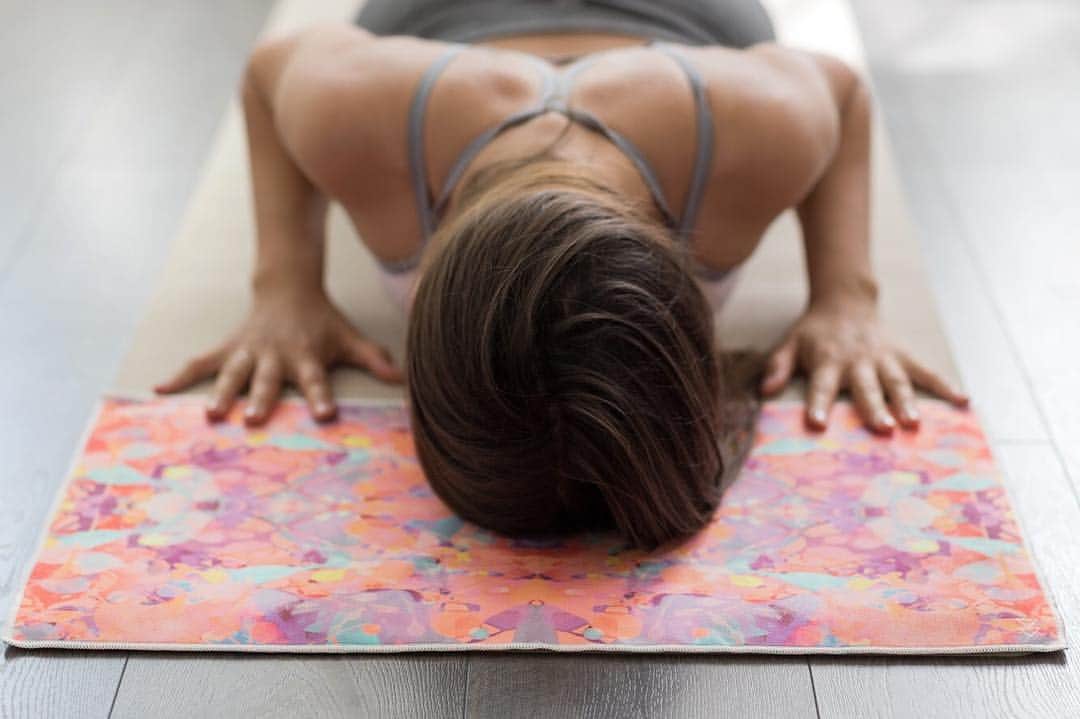 のインスタグラム：「リサイクルペットボトルで作ったハンドタオル「カレイドスコープ」♻️ 🧡 🌿 . . 📷 @cristoloveanucecilia . . . #yoga #yogadesignlabjapan #handtowel #towel #yogatowel #yogamat #ecofriendly #colorful #ヨガ #ハンドタオル #タオル #マイクロファイバー #ヨガタオル #ヨガラグ #ヨガマット #カラフル #アマゾン #エコ #リサイクル #環境 #美 #ライフスタイル #アウトドア」