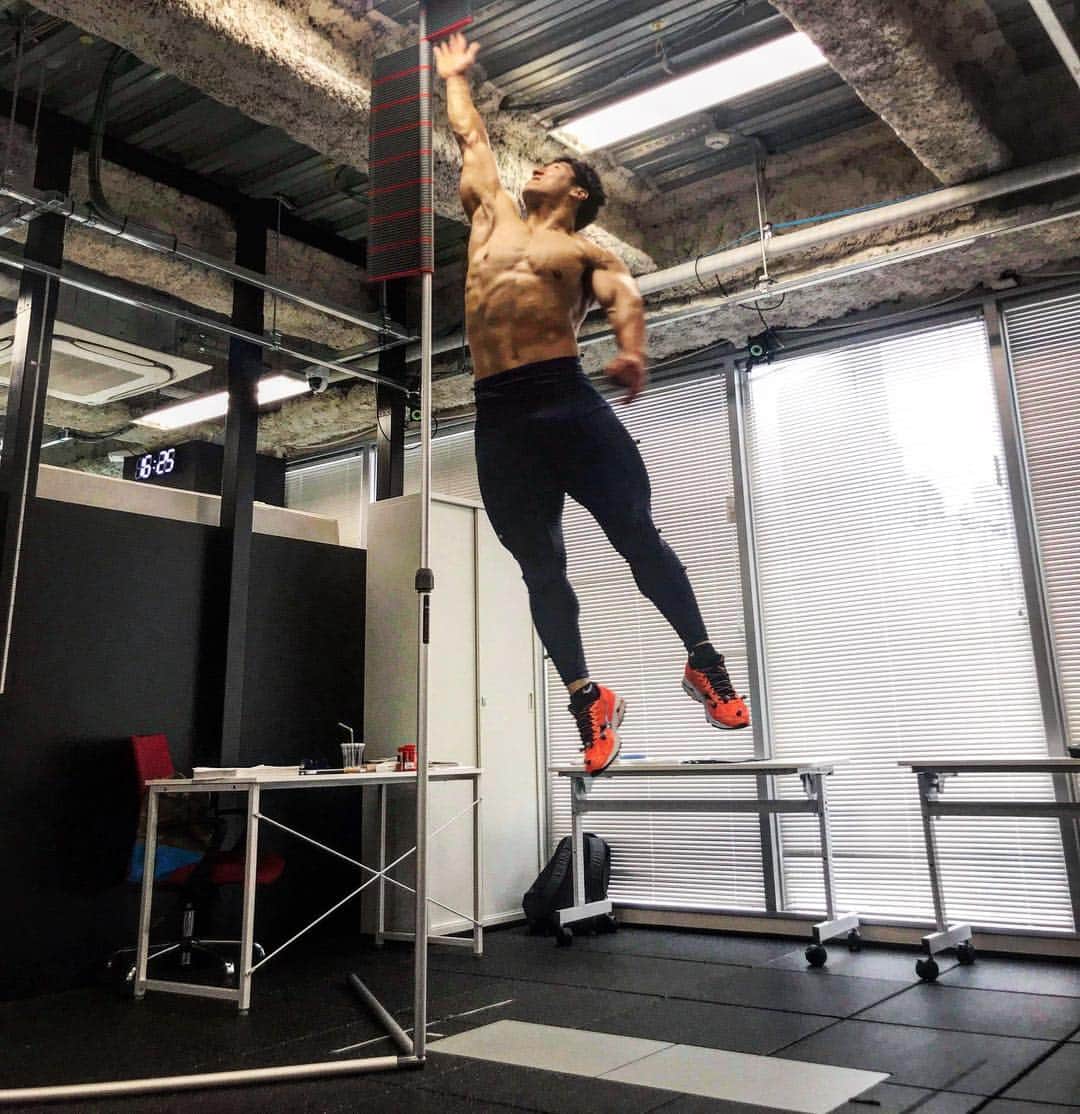 山本俊樹のインスタグラム：「@b.e.a.t_training  @b.e.a.t_training  @b.e.a.t_training  フォースプレートとモーションキャプチャーを使用した最先端科学で垂直跳びでの床半力測定  後日フィードバックされるので、結果をもとにウエイトリフティングに活かして行きたいと思います  @b.e.a.t_training 貴重な経験ありがとうございました  #weightlifting #snatch #cleanandjerk #squat #deadlift #nikeromaleos2 #LiftersHigh #CandK #耐えて勝つ #九苦に一勝 #ウエイトリフティング #重量挙げ #山本俊樹 #hookgrip」