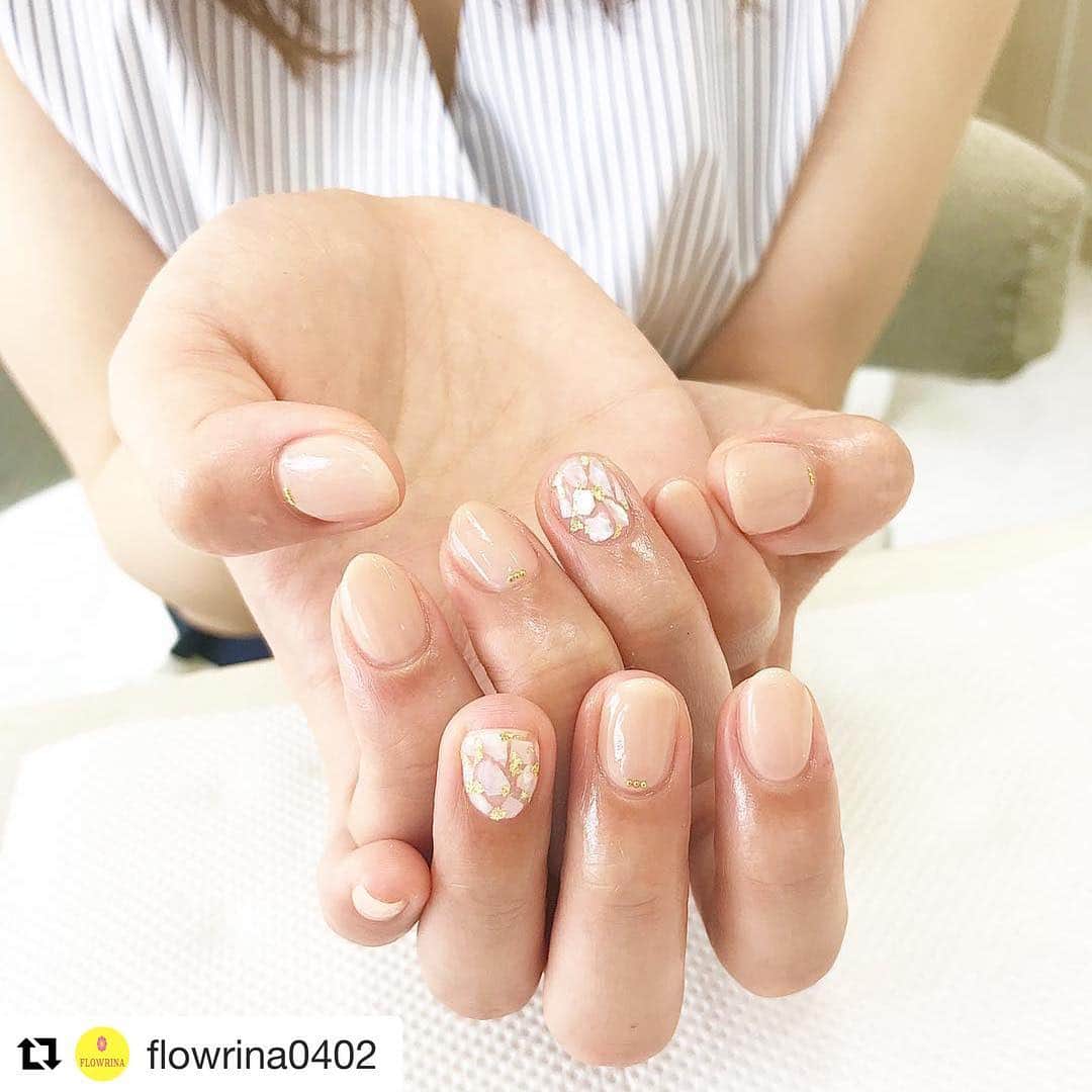 のインスタグラム：「New nail💅 透け感のあるベージュ💋 薬指にはシェルと金箔を置いてゴージャスに。 お店のインスタにも載せていただきました❤️うれぴー しかし写真の撮られ方が下手。笑 ちゃんと練習しよ。  #akita #nail #hand #beige #2018 #summer #shellac #flowrina」