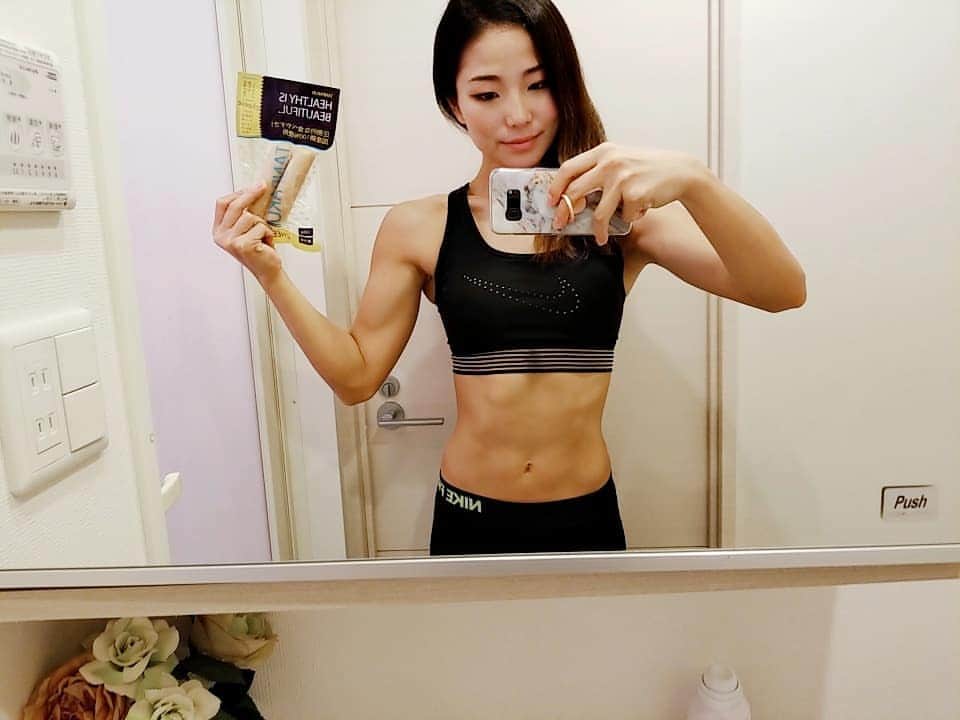 永吉令奈のインスタグラム：「TANPAKUNとともに、身体づくりを始めてTANPAKUNとともに減量中✌️✨ @tanpakunjp  1枚目📷➡️現在 . . 2枚目📷➡️7ヶ月前 今よりぽちゃぽちゃした身体してます😅 . . 3枚目📷➡️新商品チーズソーセージ💓 温めると中のチーズがとろけて美味しい❗❗ . . 今日から今月27日まで、 10％オフセールだそうです⭐️✨✨ この機会にぜひ食べてみてください！ チーズ味特にオススメです✨  大阪の地震の影響で、私の生まれた枚方市も震度6の大きな揺れとなり家族や親戚、友達が不安な日々を送っていて私も胸が苦しく、どうかこれ以上被害が広がらないことを祈るばかりです。  ガスや水道が使えない地域の方々や、保存食がスーパーから少なくなっている地域の方々、発送に遅れがあるかと思いますが、TANPAKUNは電子レンジでチンして食べられるのでオススメです。  7月1日の大会終わったら 大阪に帰省しますが、 帰ったときに良い報告ができるよう、今私がやるべきこと精一杯頑張りたいです。 . . 平穏な夏が過ごせますように。 . . #tanpakun #たんぱくん #ボディメイク #ダイエット #プロテイン #ソーセージ #ハンバーグ #運動」