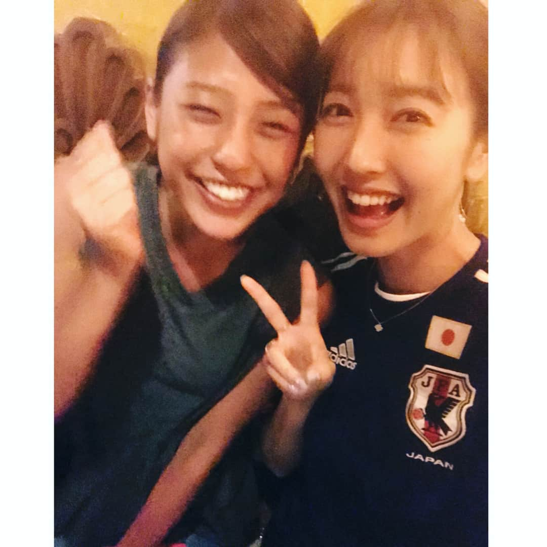 小澤陽子さんのインスタグラム写真 - (小澤陽子Instagram)「in private❁  サッカーW杯⚽️💛✨ 日本が南米コロンビア🇨🇴を下しましたね😍🇯🇵 熱い戦いだったなぁ〜〜😭 . .  #日本代表ありがとう🇯🇵 #興奮しすぎてブレブレ(笑) #躍動感 #スポーツバーで熱いエール🍻 #ユニフォーム着用は店内で私だけ😳 #なぜー、、、‼️ #形から入らなきゃ👕♪(笑) #またまきちょ😋🧡 #729コンビ #岡副麻希 #コロンビア戦 #サッカーW杯⚽️」6月20日 17時00分 - yoko.ozawa729