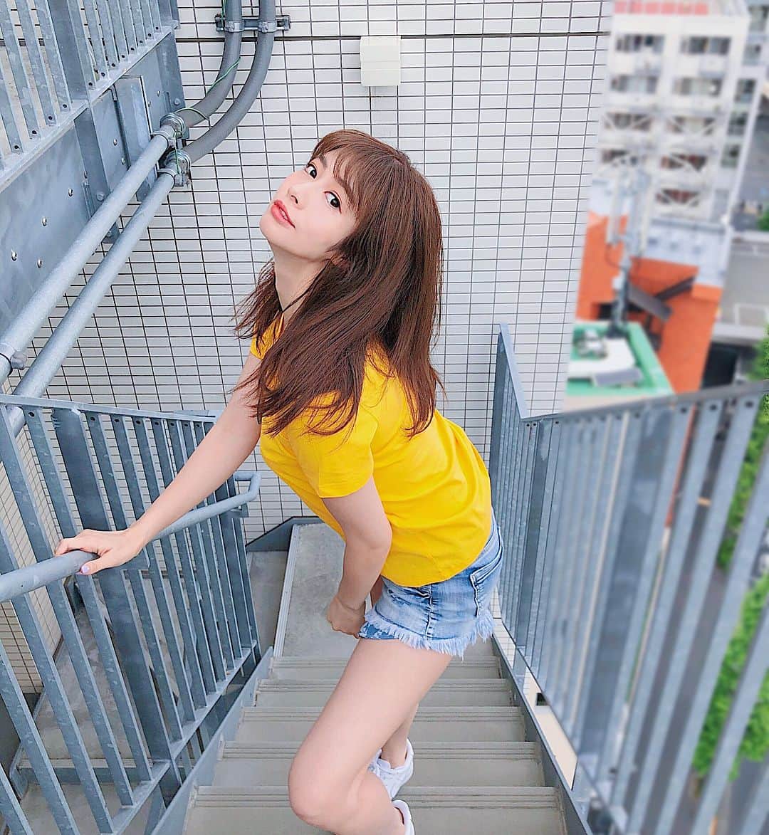 得あゆさんのインスタグラム写真 - (得あゆInstagram)「Tシャツデニム！👉🏻👉🏻👉🏻 たまにはいいね💛 ・ ・ ・ #tシャツ#tshirt#デニム#denim#カジュアル#サングラス#スポーティー#イエロー#yellow#sunglasses#渋谷#原宿#コーデ#コーディネート」6月20日 17時09分 - tokuayu819