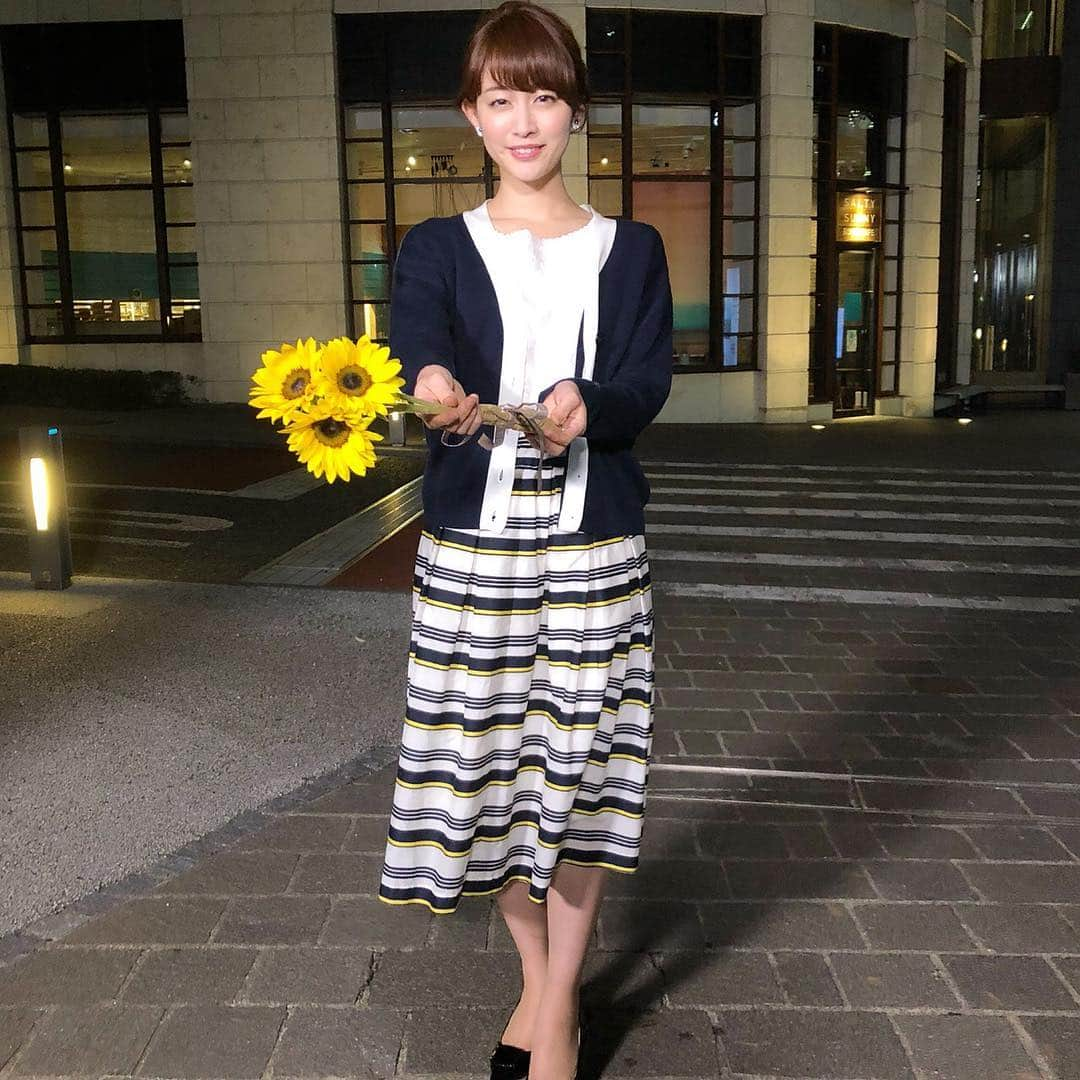 新井恵理那のNキャスさんのインスタグラム写真 - (新井恵理那のNキャスInstagram)「父の日には黄色い花を贈るのが主流だそうで、先週はお天気スタッフさんが用意してくれました♪ みなさん、感謝の気持ちは伝えられましたか？わたしはLINEで…！今度、ご飯に行く約束をしましたよ( ^ω^ ) 先週の衣装、 トップス、ボトムス、 カーディガン ／ CatherineHarnel @catherineharnel.fitzer #新井恵理那  #新情報7daysニュースキャスター  #父の日  #黄色い花」6月20日 17時15分 - tbs_7nc