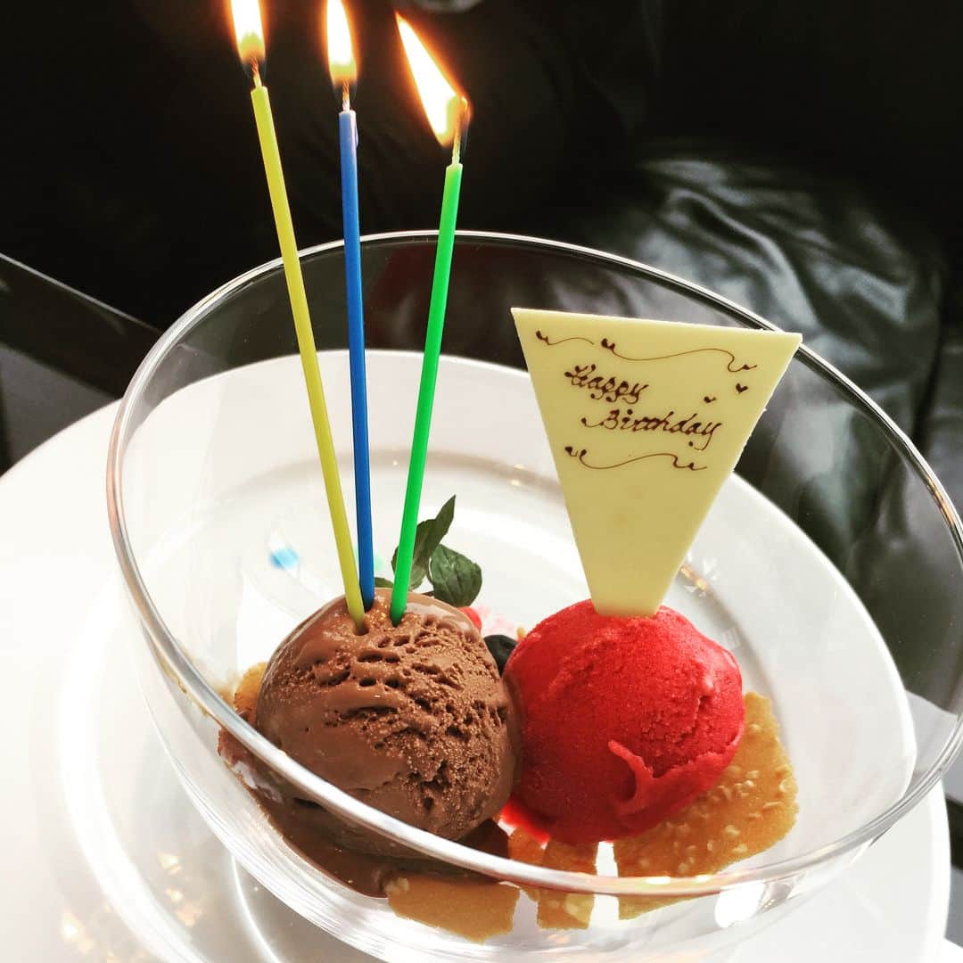 掛貝梨紗さんのインスタグラム写真 - (掛貝梨紗Instagram)「私と同じ誕生日のパパが還暦にっ😉💕 Congratulations on 60th birthday n my birthday 😛🎂 #還暦 #誕生日 #60歳 #おめでとう #パパ #家族ランチ #パークハイヤット #パークハイヤット東京 #ニューヨークグリル #dad #parkhyatttokyo #parkhyatt #birthdaylunch #celebration #celebrationlunch #hotellunch #newyorkgrill #tokyo #shinjuku #60thbirthday #60thanniversary #60th #happybirthday #69 #6月9日」6月20日 17時16分 - kakelisa