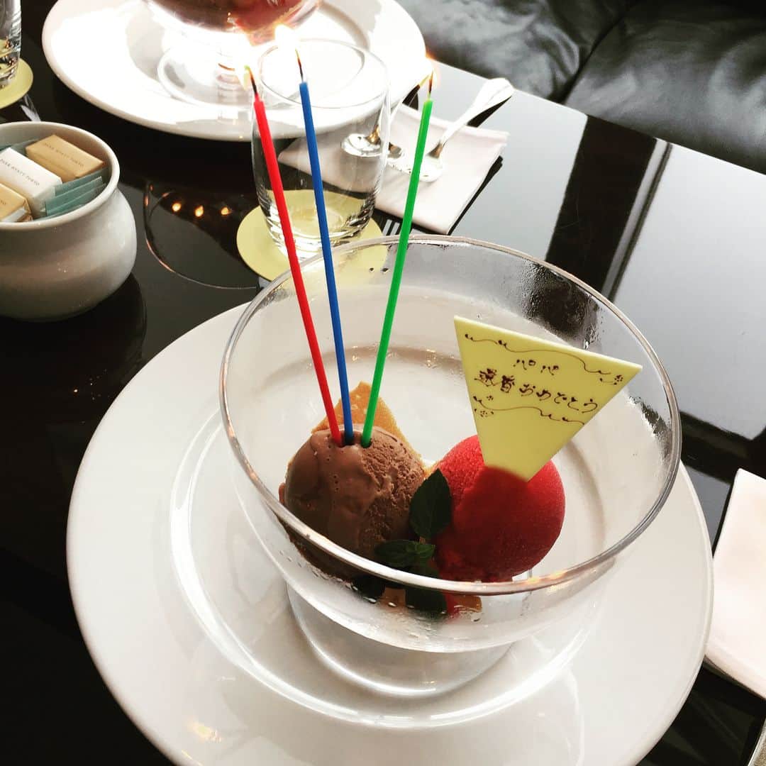 掛貝梨紗のインスタグラム：「私と同じ誕生日のパパが還暦にっ😉💕 Congratulations on 60th birthday n my birthday 😛🎂 #還暦 #誕生日 #60歳 #おめでとう #パパ #家族ランチ #パークハイヤット #パークハイヤット東京 #ニューヨークグリル #dad #parkhyatttokyo #parkhyatt #birthdaylunch #celebration #celebrationlunch #hotellunch #newyorkgrill #tokyo #shinjuku #60thbirthday #60thanniversary #60th #happybirthday #69 #6月9日」
