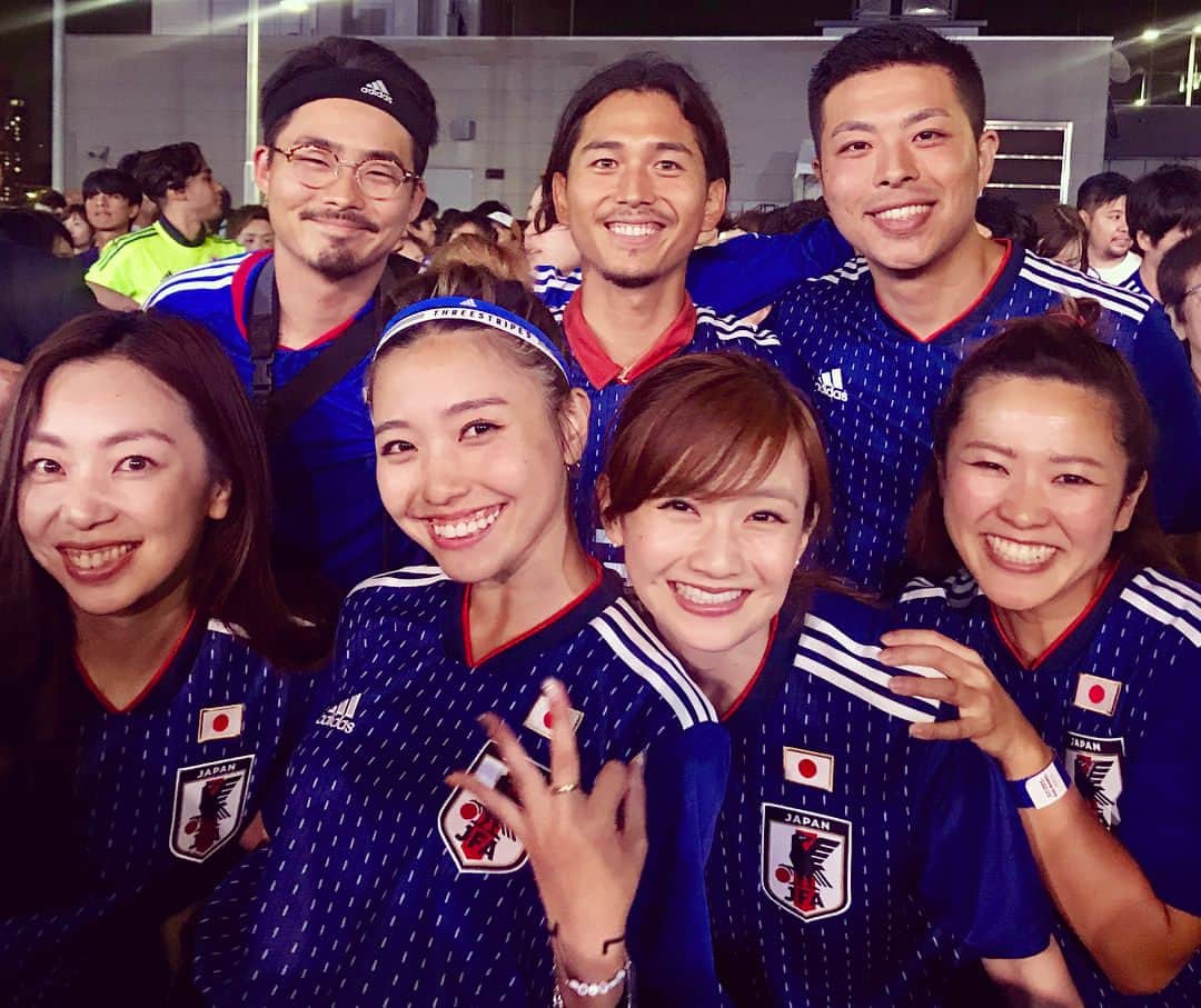 のインスタグラム：「🇯🇵2-🇨🇴1 🙌🏻 勝ちましたね😭チームアディダスで酸欠になるくらい応援しました😂 元気もらった。次も応援します！！ ・ #🇯🇵 #🇨🇴 #サッカー #サッカー日本代表 #サムライブルー  #ワールドカップ #ワールドカップ2018 #soccer #publicviewing #adidasrunners #adidasrunnerstokyo #runfortheoceans #応援の予行練習の成果発揮🤣 #仲間と観るサッカー最高⚽️💙」