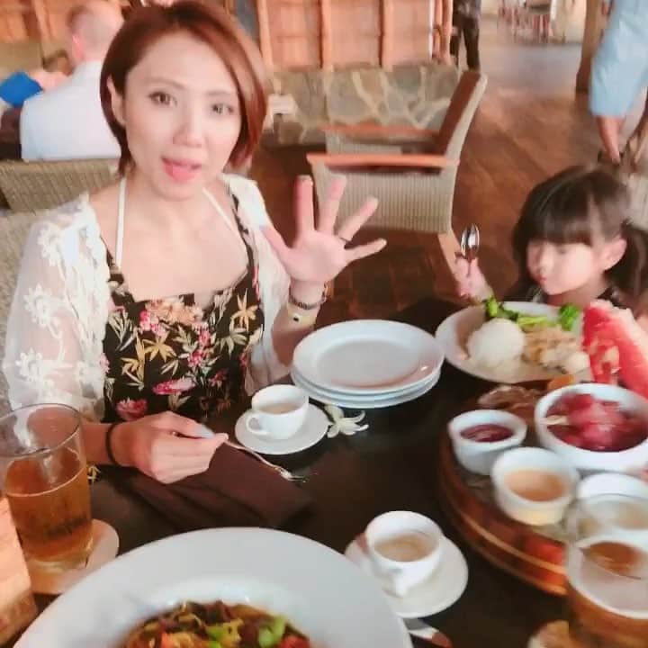 のインスタグラム：「ホテルアウラニの中のアマアマというレストランのディナー❤️✨﻿ ﻿ ここでもエビ、カニ祭りー❤️✨﻿ ﻿ アマアマは海を見ながら、ブレックファースト、ランチ、ディナーとそれぞれ変わるメニュー﻿ と景色が楽しめます❤️✨﻿ ﻿ ﻿ ミッキージェイプのパンケーキや﻿ キッズメニューもあるから本当にいついっても楽しめちゃいます！﻿ ﻿ #アウラニディズニー﻿ #アマアマ﻿ #インフルエンサー﻿ #ハワイ﻿」