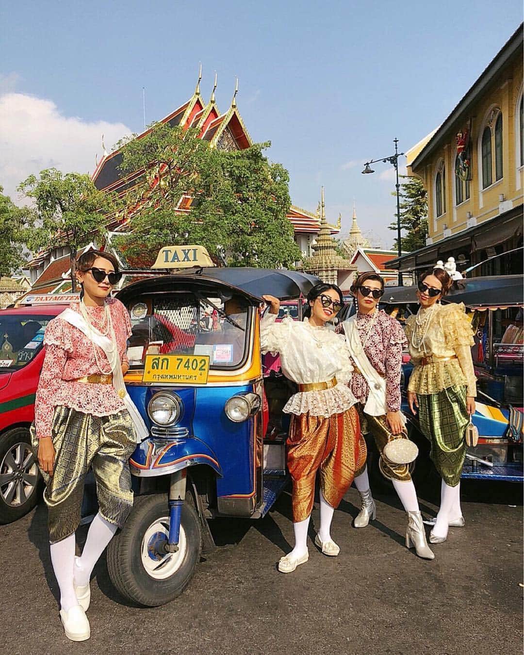 タイ国政府観光庁さんのインスタグラム写真 - (タイ国政府観光庁Instagram)「サワッディー・カー🙏﻿ ﻿ 今日の #thailovers は、@minori_bkk.jp さん🇹🇭﻿ ﻿ タイの民族衣装を身に着けて、トゥクトゥクと一緒にパシャリ📷﻿ ﻿ 最近タイでは、民族衣装を着て観光するのが人気です😊﻿ ﻿ 📷 @minori_bkk.jp﻿ 📍 バンコク ワット・ポー﻿ ﻿ ・・・・・・・﻿ ［タイ好き（THAI LOVERS）な皆さんの写真を大募集🇹🇭💕］﻿ ﻿ ハッシュタグ #thailovers をつけてタイで撮影した写真を投稿すると、こちらでご紹介させて頂くことがあります。皆さんからの投稿をお待ちしています😊﻿ ﻿ #repost #thailovers #タイ #バンコク #バンコク旅行 #トゥクトゥク #民族衣装  #ワットポー #タイ旅行 #旅好きな人と繋がりたい #はじめてのタイ #もっと知りタイ #こんなタイ知らなかった #thailand #bangkok #bangkoktrip #tuktuk  #watpho #amazingthailand #thailandtravel #thailandtrip #thai #thaistagram #localexperience #lovethailand」6月20日 18時47分 - amazingthailandjp