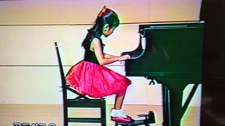森本麻衣のインスタグラム：「This’s me☺️when I was 5or6 years old🎼 My piano life has already begun here🎹 . . 私の子供のころ。 下手っぴ‼️笑 でも私の大切なピアノ人生の1ページに間違いなく、こうして記録に残してくれた両親に感謝🙏 . . この頃から既に緊張しまくるタイプ😑 . . . #maimorimoto#piano#pianist#wheniwaschild#kid#memory#thankyou#myparents#notsogood#but#itsok#❤️#🤗#🎹#🎼 #森本麻衣#ピアノ#ピアニスト#５歳#６歳#子供の頃#懐かしい#思い出」