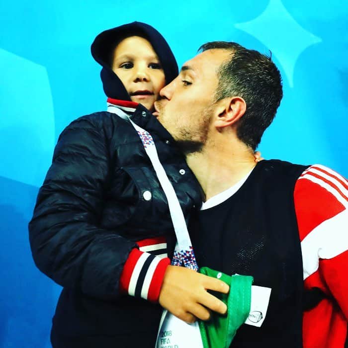 サッカーニュース：Qoly（コリー）のインスタグラム：「.﻿ ﻿ マンオブザマッチに選ばれた後、息子と喜びを分かち合う父（ロシア代表FWジュバ）﻿ ﻿ image by Getty Images﻿ ﻿ #ワールドカップ﻿ #worldcup2018﻿ #worldcup ﻿ #russia ﻿ #ロシア﻿」