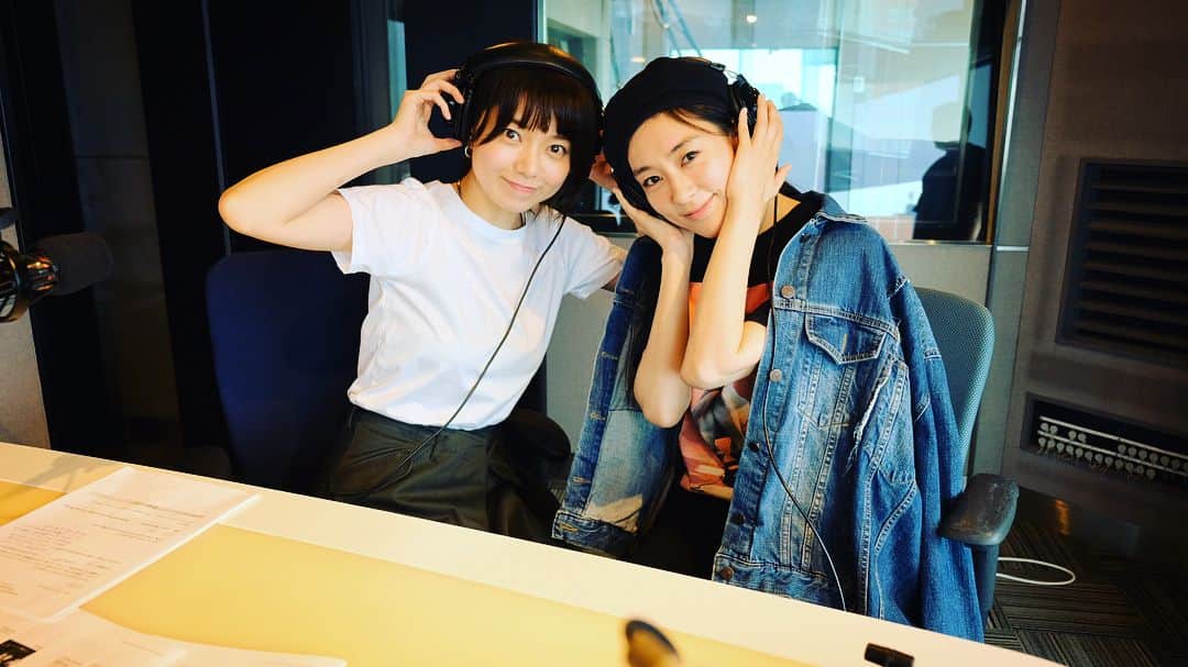 水川あさみのインスタグラム：「このあいだの森矢さんのラジオに行ったときの📻  たーーーのしかった！  やっぱりわたしらはこうなって→こうなって→こうなる。  可愛くいたい...。切実。」