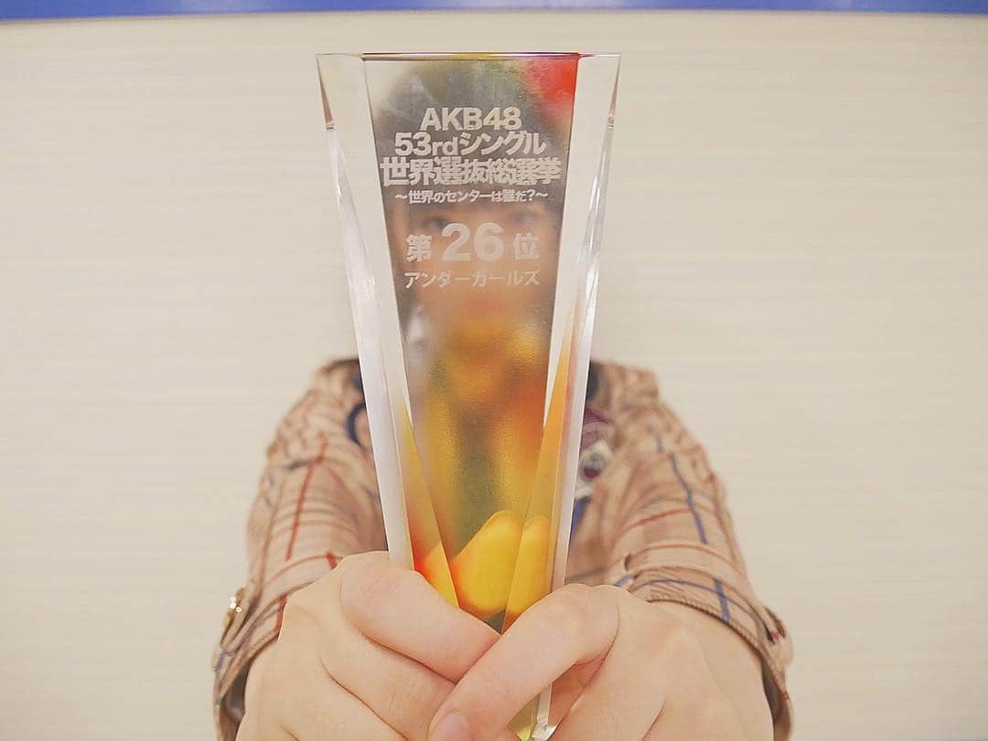 のインスタグラム：「総選挙第26位🌟31111票 本当にありがとうございました。 . . 350人以上の立候補者がいる中で 26人目に名前が上がれることが 凄いことだなって改めて感じています。 世界の26位！ . みんなと一緒に笑うことができて本当によかった。 ホッとしています。 . お家に帰って、家族みんながお祝いしてくれました。 いつも支えてくれる家族に嬉しい報告ができて、幸せです。 . みんながくれた26位。 胸を張ってこれから一年頑張っていきます。 . そして、来年総選挙があるならば . 選抜を狙えるような人にこの一年で 皆さんと一緒になれたらいいなって思います！ . 最高のプレゼントをありがとうございました！ 大好きな皆さんと喜びあうことができたことが 1番のプレゼントです☺️ . これからも共に夢を追いかけてくれると嬉しいです！ . 田島芽瑠の応援よろしくお願いします！ . #世界選抜総選挙 #hkt48 #田島芽瑠 #総選挙」