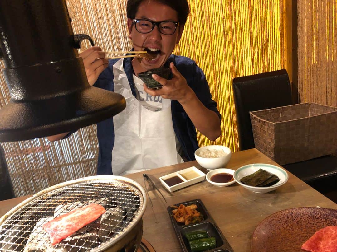 白崎浩之のインスタグラム：「須田さんとご飯。 ※説明をうまく読みながら1枚ずつめくってください。  #1枚目_なんか違うなー #2枚目_作った感ムカつくなー #3枚目_この作った感が逆に好きになった #そんなことよりお肉美味しい #須田幸太 さん」
