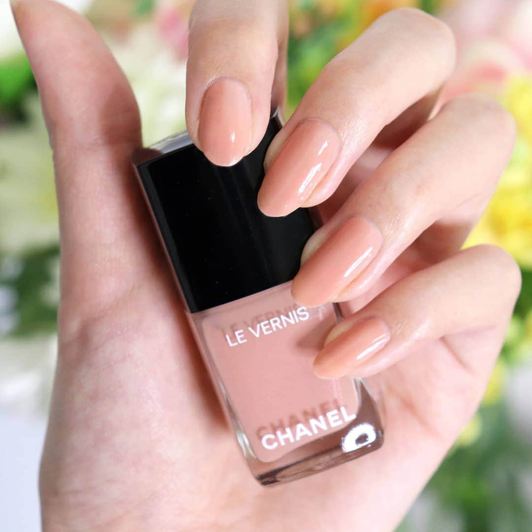 常岡珠希さんのインスタグラム写真 - (常岡珠希Instagram)「【Today’s nail】  CHANEL 521  よ〜く見ないとわからない程度に物凄く細かいパール入り。仕事ネイルにもぴったりでCHANELのネイルの中でも普段使いにオススメのカラーです。  いつも、人差し指の爪だけ折れて、長さがそろわない…  一回すべて短くしようかな！  #ネイル #セルフネイル #セルフネイル部 #マニキュア #ポリッシュ #ネイルポリッシュ #ポリッシュネイル #シャネル #トップコート #YSL #デパコス #オフィスカジュアル #pフィスネイル #今日のネイル #ピンク #pink #nail #たまき美活 #セルフ美容 #美容 #美意識 #美活」6月20日 20時16分 - tamaki.tsuneoka