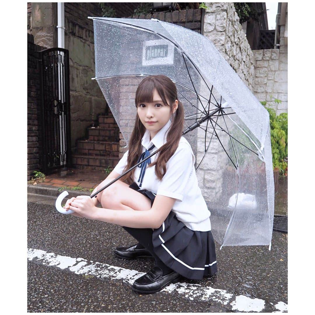 橋本ありなのインスタグラム：「雨の日でも安定のツインテール☔️ #雨の日 #梅雨 #制服 #女子高生 #jk #ツインテール #撮影」
