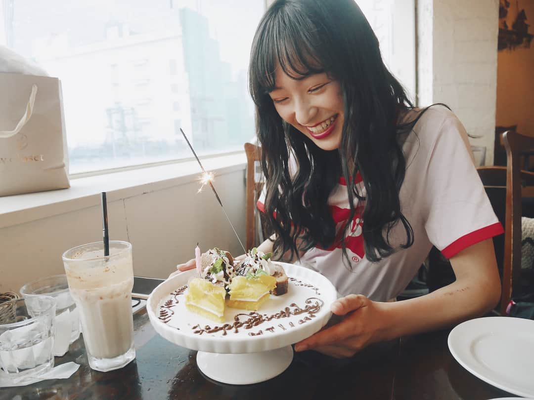 中村里帆さんのインスタグラム写真 - (中村里帆Instagram)「この間二ヶ月遅れで美羽の誕生日をお祝いしたの！ 勘の鋭い美羽だけど、さすがに二ヶ月も前だとサプライズされるとは思わなかったって😏 ある意味成功。笑 いつも想像の50倍上のリアクションをしてくれるからサプライズ考えるの楽しみなんだよ〜！ 最高の笑顔見れて私が幸せになりました☺︎本当いい笑顔！！ あ、オオカミくん楽しみだな〜🐺」6月20日 21時17分 - __rihostagram__