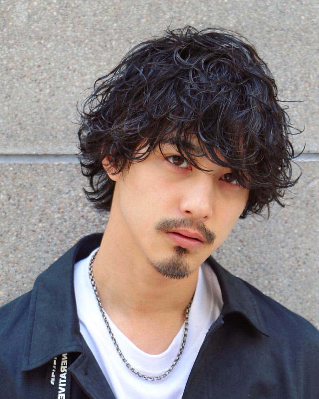 のインスタグラム：「. 🇫🇷🇫🇷〜 NEW STYLE 〜🇫🇷🇫🇷 . 大阪店・ 💥2018ss💥 . 出井 直助 ❌ 崎田 健斗 . 『 ルード マッシュウルフ 』 . マッシュウルフ✖️パーマ 🐺 . 襟足を残したマッシュウルフに、 ラフなパーマをプラスすることで、 男の色気を抜群引き出したSTYLE✂️ . 作り込み過ぎないことがポイントなので、 これからの暑い時期にも、オススメのスタイル！ ツヤ感を出してチャチャっと、 スタイリングするくらいのラフさがカッコいい😎 . . #大阪#関西#関西進出 #OCEANTOKYOosaka#オーシャントーキョーオオサカ#OCEANTOKYO#オーシャントーキョー#髪あそび#美容師#大阪美容師#美容室#大阪美容室#メンズ髪型#髪型#髪型技術#メンズヘア#ヘアアレンジ#ヘアセット#メンズファッション#メンズヘアカタログ#メンズカット#メンズミディアム#ウルフ#出井のスピリットヘア#出井直助」