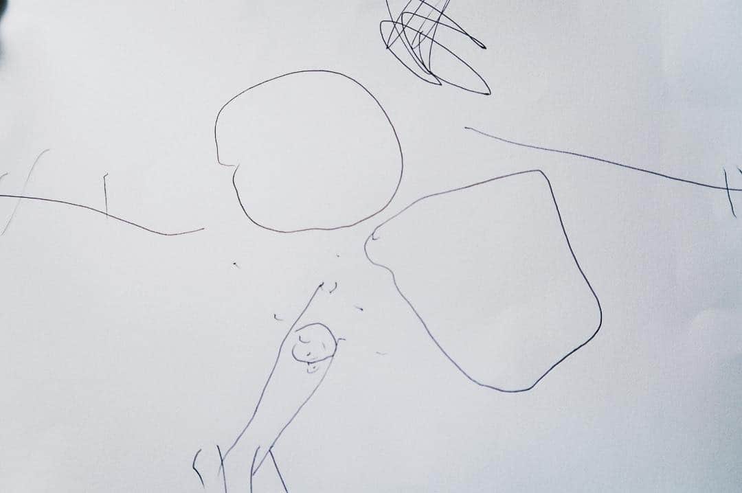 のインスタグラム：「最近絵を描くときに 「これ、かーちゃん」 って描いてくれるんだけど、必ず赤ちゃんも描いてくれる♡ 上の二つのマルがわたしの目だよ、下の線二本（足です）の間にいるのが赤ちゃん。 かーちゃん完全に地球外生命体にしか見えないけど、赤ちゃんは上手にかけてる、どっちにしても嬉しい♡ . . #drawing #myson」