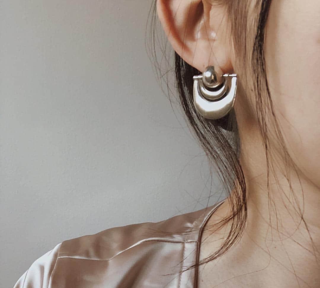 佐々木千絵のインスタグラム：「Love these earrings 💓 Made by @nozomitsuji  のんちゃんデザインの素敵なピアス♡  #ピアス#earrings #jewelry」