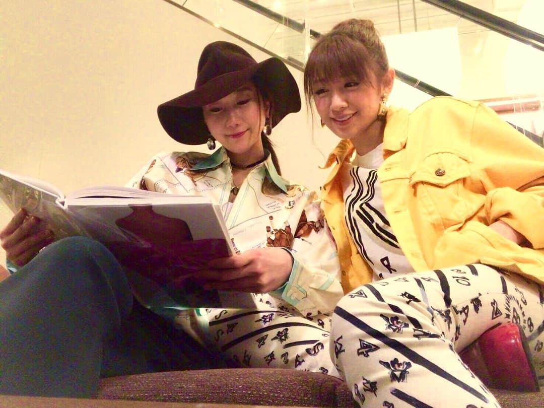のインスタグラム：「何年もいつも一緒❤️ 私を飽きさせない刺激たっぷりな人☺️💓💓 彼女はセクシーだし、母性本能に溢れているし、感性豊かで、すごく繊細で、ミステリアスで、お話上手で、頭が良くて、自分らしく生きることに真面目で、美しい人です。私はなぜか、彼女が内面と戦ってもがいている時が、1番美しいと感じちゃう瞬間です❤️w 彼女とはよくSM論でも白熱しますがw、そんなこともあってか、実際は私がSで、彼女がMという結論に至ります。見た目は逆とよく言われますがww お互いの役割が成り立ってるから、私たちはずっと仲良しです✨w #親友 #カップルw #カラフルコーデ #friend #book #ootd @levis @kenzo @balenciaga @unitednude @vinivini_tokyo」