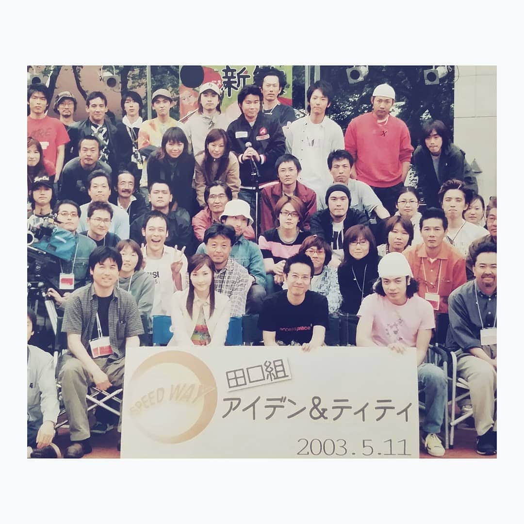 峯田和伸さんのインスタグラム写真 - (峯田和伸Instagram)「2003年。武蔵野美術大学での映画「アイデン＆ティティ」撮影。 麻生久美子さん、田口トモロヲ監督、スタッフの皆さんと。  自分にとって宝物のような日々でした。麻生さんがいなかったら俺は撮影を途中であきらめていたかもしれません。トモロヲさん、あなたの言葉を今も忘れません。ずっとそれを守っていきたいと思います。」6月21日 0時18分 - mine_minet