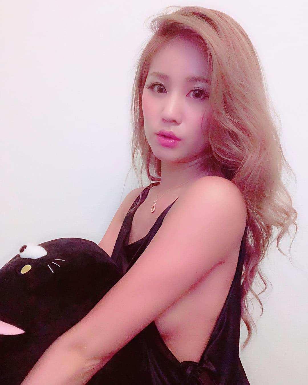 LORYのインスタグラム：「♥️🌙🌹 今日も一日お疲れ様でした☺️ #goodnight #sweetdreams #looory」