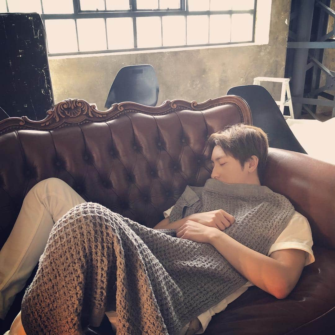 與真司郎さんのインスタグラム写真 - (與真司郎Instagram)「😴💤😴 #nap #studio  #寝てもうた #マネージャーさんに撮られた #笑」6月21日 16時45分 - shinjiroatae1126