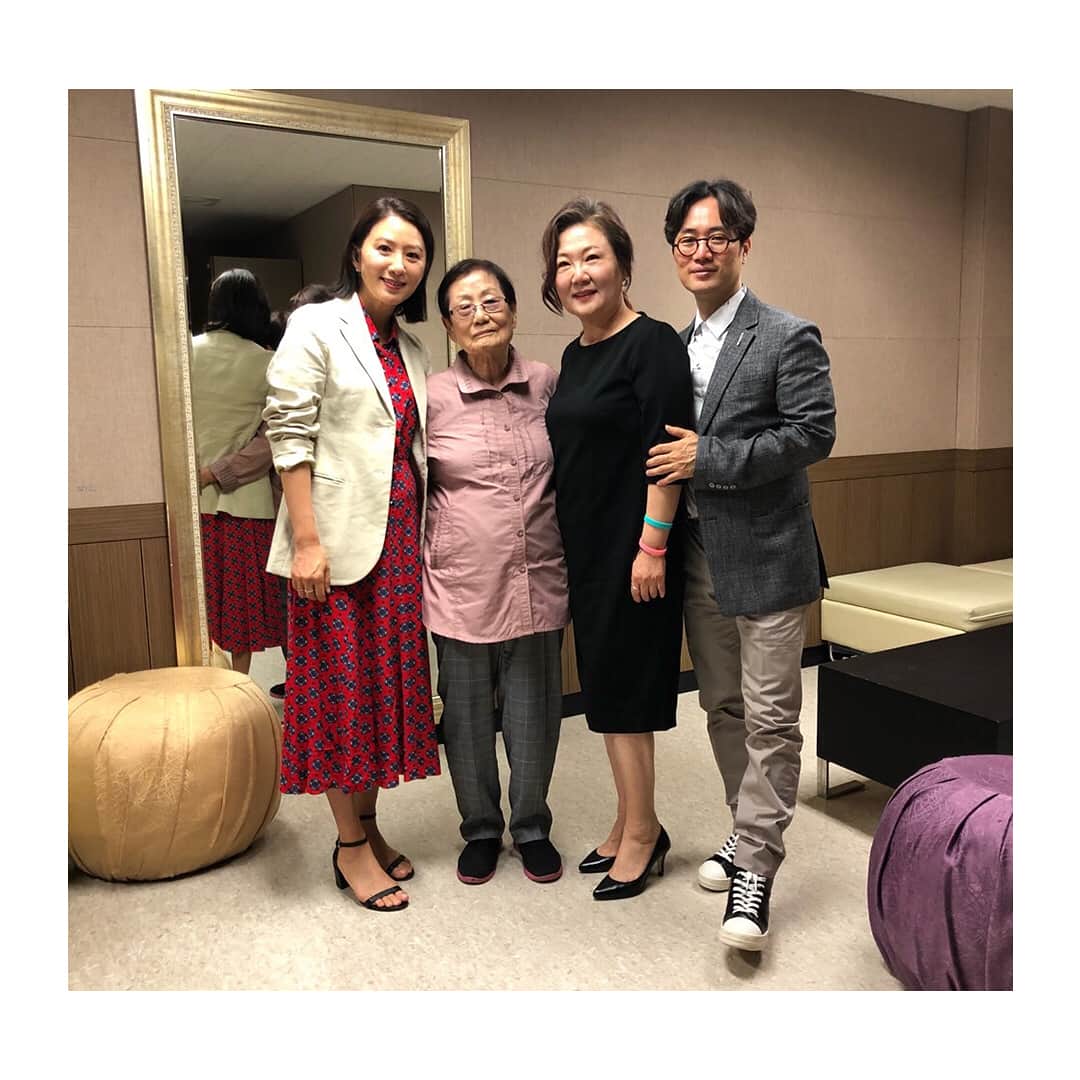 キム・ヒエさんのインスタグラム写真 - (キム・ヒエInstagram)「존경하는 #김문숙회장님 감사합니다. . . #영화 #허스토리 #HERSTORY #무대인사 #김해숙배우님 #민규동감독님 #20180627_개봉 #KIMHEEAE #김희애 @yg_stage」6月21日 17時00分 - heeae_official