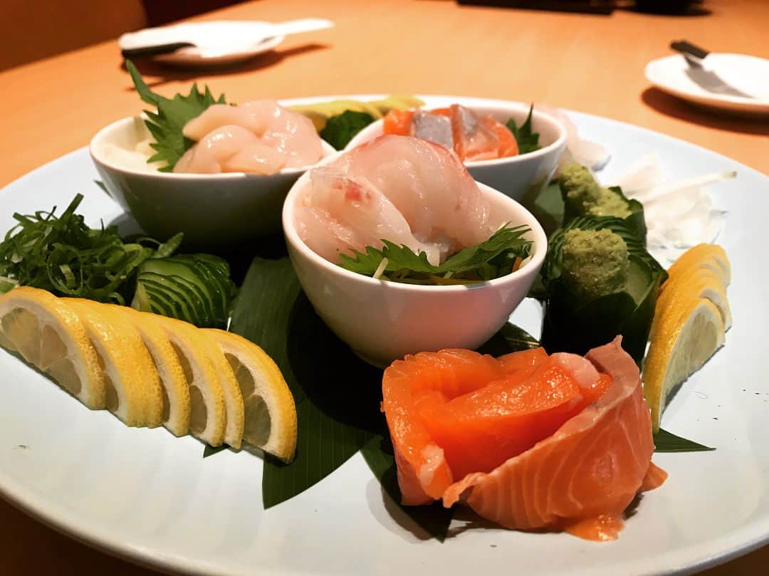 鶏っく 西新宿店のインスタグラム：「うちのお店は 鶏肉以外もおいしいぞ！💁‍♀️ ぜひ今日もご来店ください☺️☺️☺️ #来店#参考#おすすめ#料理#Instagram 鶏っく自慢の飲み放題付コース3500円～！ #鶏っく#和風居酒屋#新宿#新宿居酒屋#地鶏#鶏っく新宿#日本酒#送迎会#新年会#女子会#サプライズ#居酒屋#西新宿#鶏#焼酎#宴会#歓迎会 #個室#半個室#掘り炬燵有り#スワイプ#予約#刺身#おいしい」