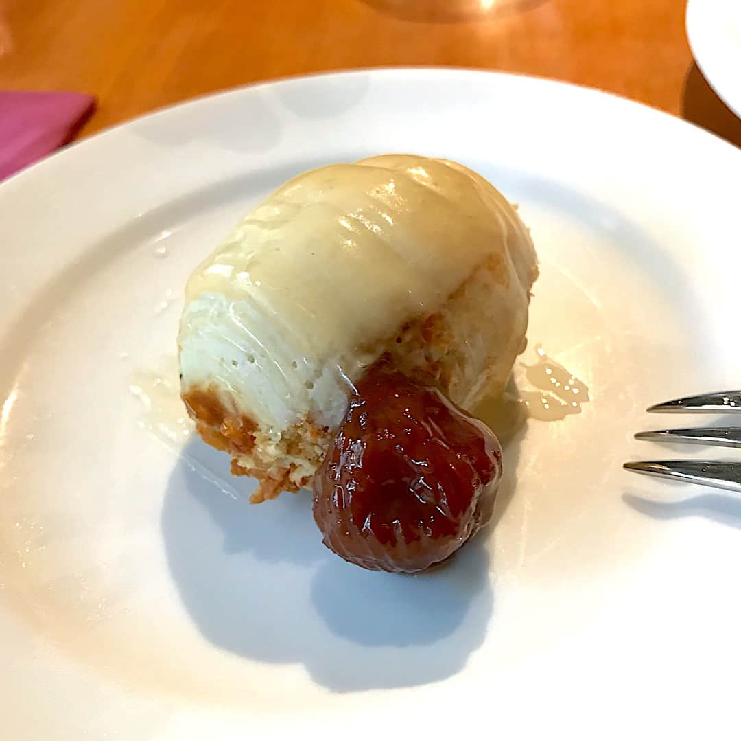 原史奈さんのインスタグラム写真 - (原史奈Instagram)「マシーナさんとランチ 豆腐ハンバーグでヘルシーに♪ でもデザートもしっかり食べちゃった！ 久々にお会いしたから色々話して たくさんいいアドバイスもいただいた(^^) マシーナさんと会うといつも良いパワーをもらえる！！ ふと見たら洋服の色使いめっちゃ似てた♪ #マシーナさん#ランチ#ヘルシー#豆腐ハンバーグ#ゴルゴンゾーラチーズケーキ#モントーク#女子トーク#パワーもらえる#気持ちって大切#良い気を取り入れる#自然と双子コーデ的な #原史奈#ゴルフ#ゴルフレッスン#ゴルフ女子#ゴルフ男子#ゴルフ大好き#golf#ゴルフウエア#ゴルフグローブ#ゴルフグッズ#ゴルフ動画#airfly#ping#ピンgle#even#doubleeagle#クアルトユナイテッド#cuartounited」6月21日 17時19分 - fuminahara