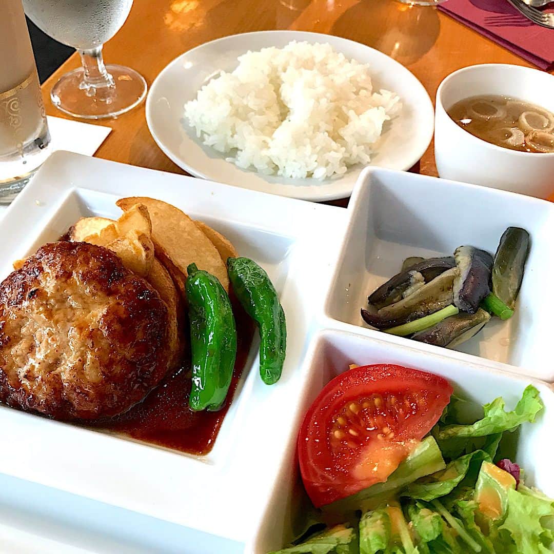 原史奈さんのインスタグラム写真 - (原史奈Instagram)「マシーナさんとランチ 豆腐ハンバーグでヘルシーに♪ でもデザートもしっかり食べちゃった！ 久々にお会いしたから色々話して たくさんいいアドバイスもいただいた(^^) マシーナさんと会うといつも良いパワーをもらえる！！ ふと見たら洋服の色使いめっちゃ似てた♪ #マシーナさん#ランチ#ヘルシー#豆腐ハンバーグ#ゴルゴンゾーラチーズケーキ#モントーク#女子トーク#パワーもらえる#気持ちって大切#良い気を取り入れる#自然と双子コーデ的な #原史奈#ゴルフ#ゴルフレッスン#ゴルフ女子#ゴルフ男子#ゴルフ大好き#golf#ゴルフウエア#ゴルフグローブ#ゴルフグッズ#ゴルフ動画#airfly#ping#ピンgle#even#doubleeagle#クアルトユナイテッド#cuartounited」6月21日 17時19分 - fuminahara