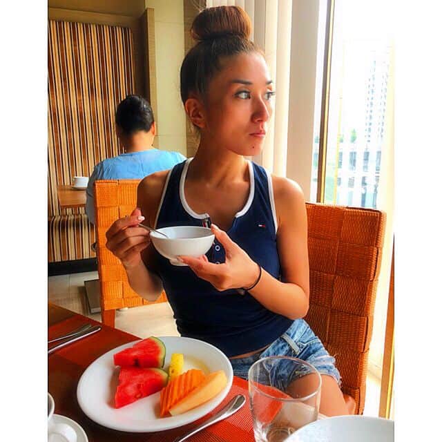 渡邊水希さんのインスタグラム写真 - (渡邊水希Instagram)「↩︎↩︎↩︎↩︎✖4📸 breakfast😋🍳🥗🍉🍍 #morning #breakfast #yummy #watermelon #fruit #love #最後の📸の🗿w」6月21日 9時10分 - mizuki__watanabe