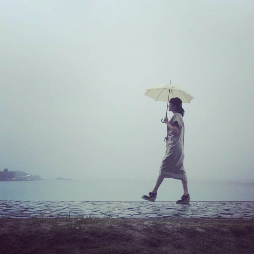 牧瀬里穂さんのインスタグラム写真 - (牧瀬里穂Instagram)「今日は夏至 雨でも歩幅が広い」6月21日 11時02分 - rihomakise